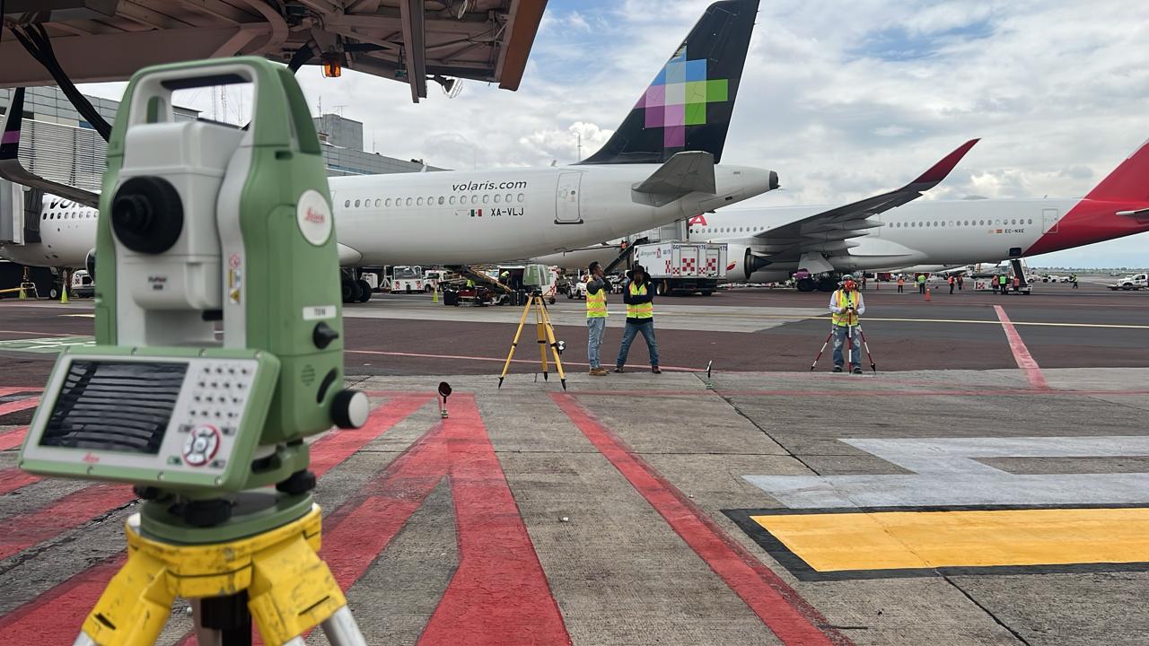 Topógrafos de MMC levantando con estación total en plataforma aeroportuaria