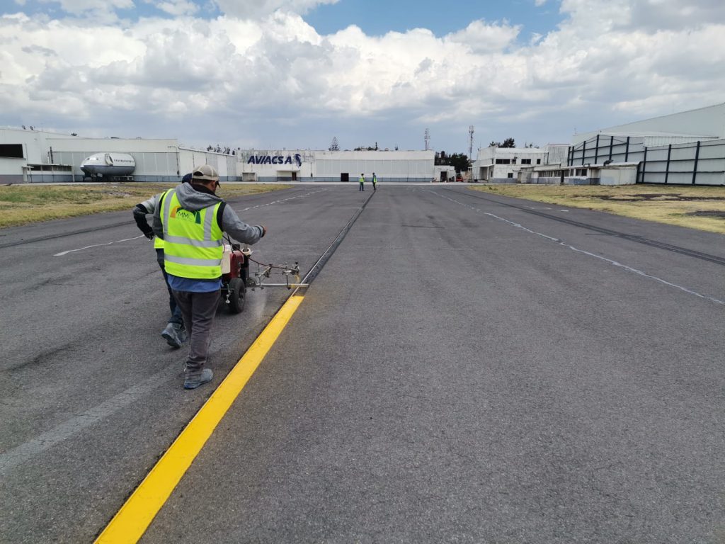 Señalamiento en aeropuertos y carreteras